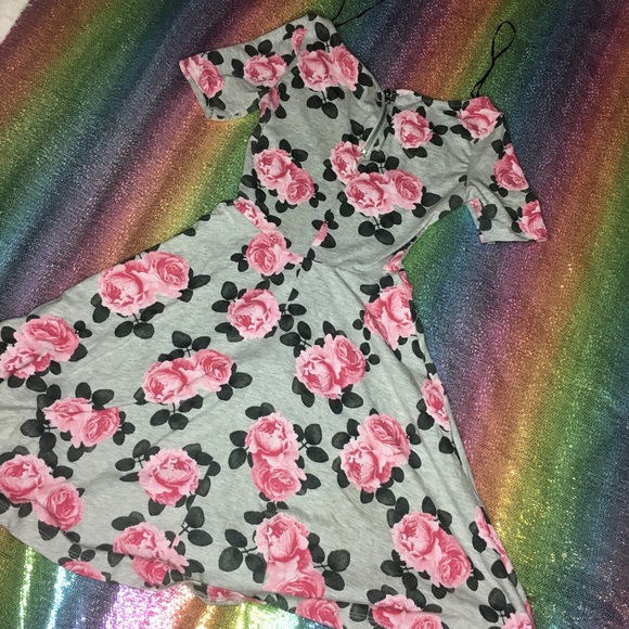 H&M Dresses & Skirts - H&M gray flower dress